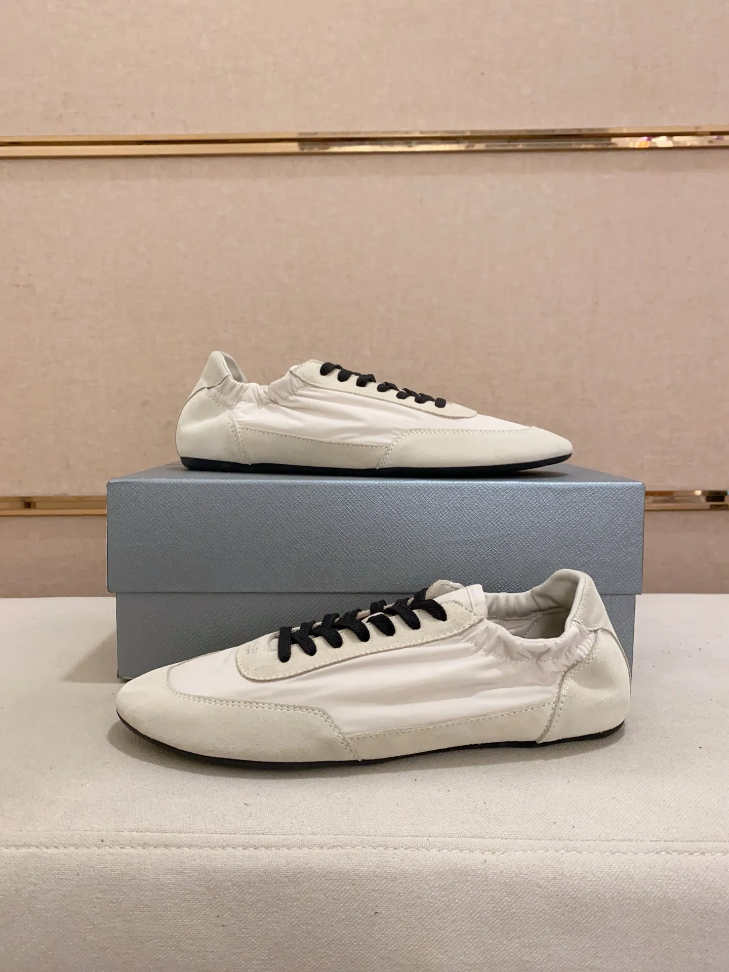 Men's shoes 💰 500💰 ✔️✔️✔️High version High-quality new PRADA counters are launched simultaneously. The new men's shoes and 😘fabrics are selected from first-layer cow suede and waterproof fabrics, and are made by pure handicrafts. Lining: Full sheepskin lining. 👍🏿 High-end ☄️ air-cushion molded anti-slip rubber outsole, exquisite lines, simple and elegant, comfortable and high-end for leisure travel. Number of yards: 38 to 44. Can be customized45